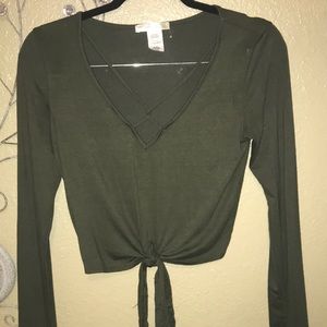 Crossed and knotted long sleeve tee